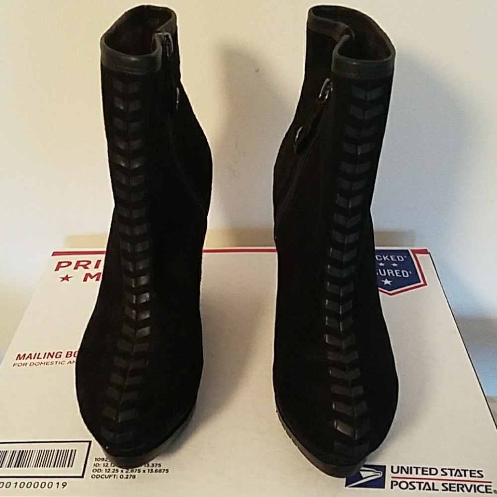 ISOLA suede ankel bootie